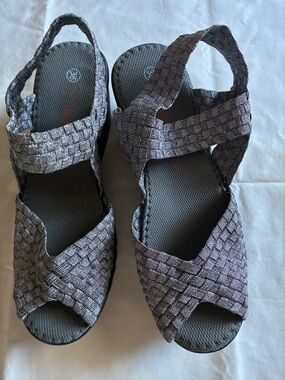 bernie mev. Woven Elastic Strap Sandals in Gray